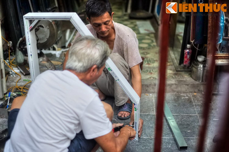 Ngoài nghề làm đồ kim loại, nghề làm gương kính ở phố Hàng Thiếc cũng có lịch sử lâu đời, với một số hộ còn giữ nghề.