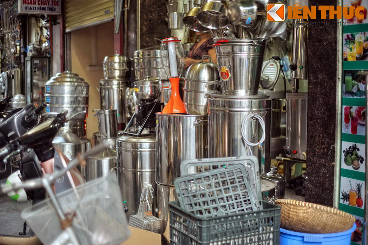 Vô vàn sản phẩm sáng bóng màu kim loại bày chật kín vỉa hè chật hẹp tạo nên cảnh quan độc đáo đặc trưng của khu phố.