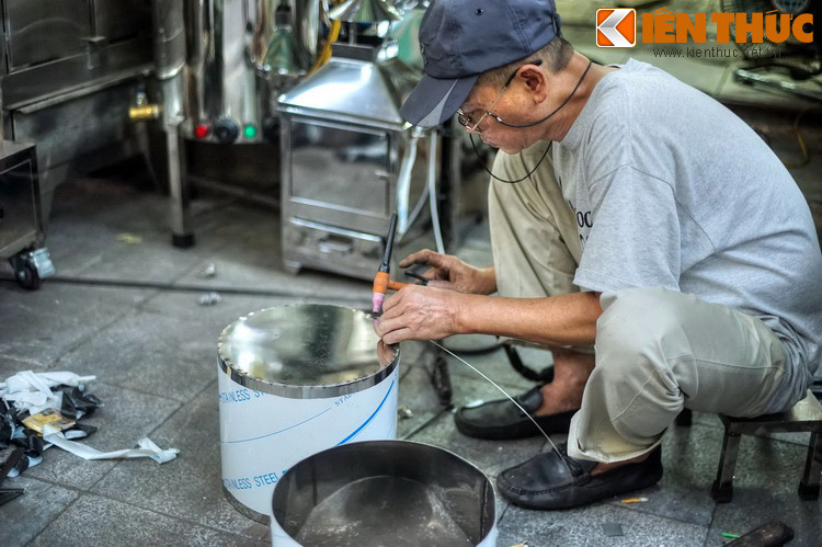 Với hàng chục hộ còn duy trì hoạt động chế tác đồ kim loại, quy mô sản xuất của toàn phố Hàng Thiếc không thua kém gì một làng nghề.