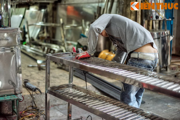 Vật liệu thô qua bàn tay chế tác của người thợ siêng năng trở thành các vật dụng hữu ích.