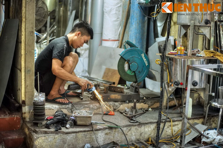 Phương thức sản xuất trên phố đã thay đổi theo thời gian, với việc sử dụng các vật liệu mới, nổi bật là inox, và các loại máy móc cơ khí hiện đại làm tăng năng suất và chất lượng sản phẩm.