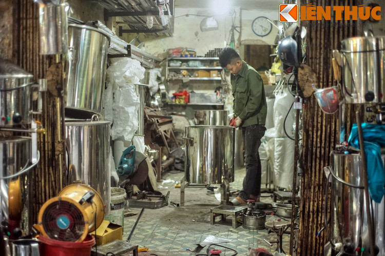 Tiếng kim khí chát chúa là âm thanh đặc trưng, thể hiện sức sống của phố nghề.