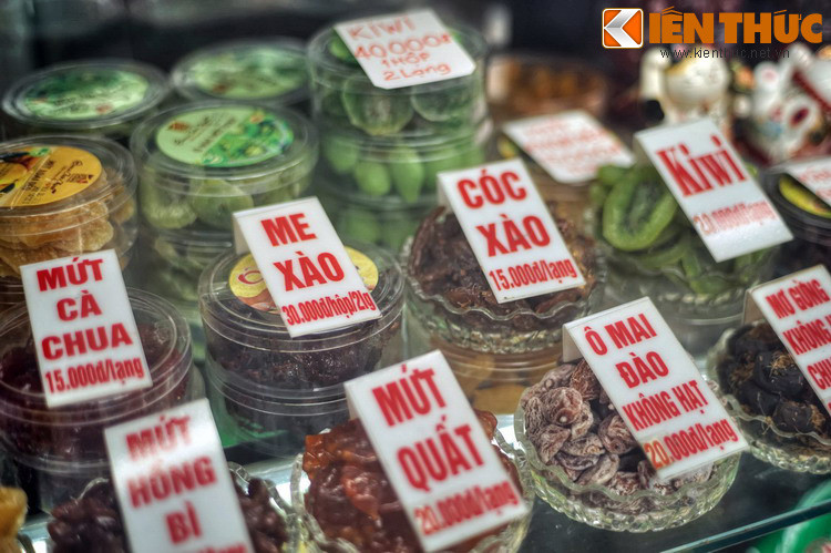 Dọc con phố này có nhiều cửa hiệu chuyên kinh doanh ô mai với vô số chủng loại ô mai được bày biện rất bắt mắt.