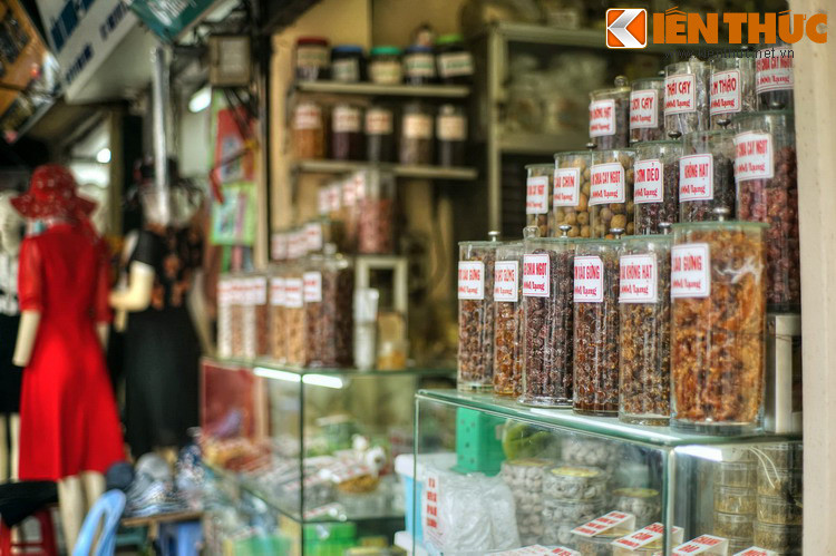 Hiện nay phố Hàng Đường là một khu phố buôn bán rất sầm uất với đủ chủng loại hàng hóa, mà nổi bật vẫn là các sản phẩm gắn với tên gọi “ngọt ngào” của khu phố.