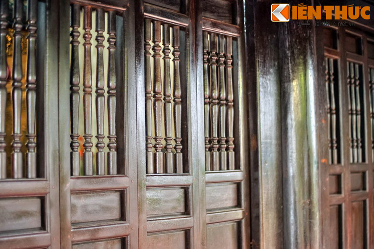 Đình Đức Môn nằm trong khuôn viên chùa Cầu Đông, là nơi thờ Ngô Văn Long, một vị tướng thời Hùng Vương.