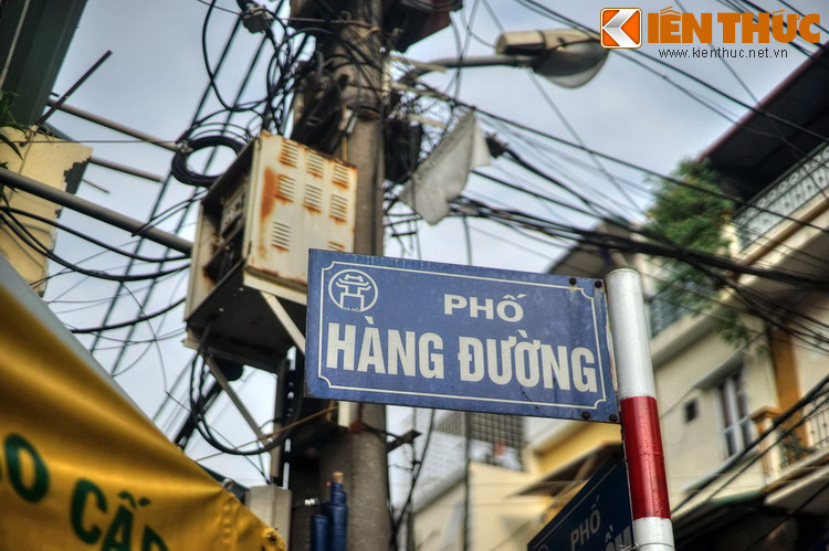 Con phố này nguyên là phần đất của thôn Đức Môn, tổng Đồng Xuân cũ. Tên gọi phố Hàng Đường có nguồn gốc từ việc xưa kia hàng hoá đặc trưng của phố là các loại bánh kẹo, hàng làm từ mật, đường mía, đường phèn.