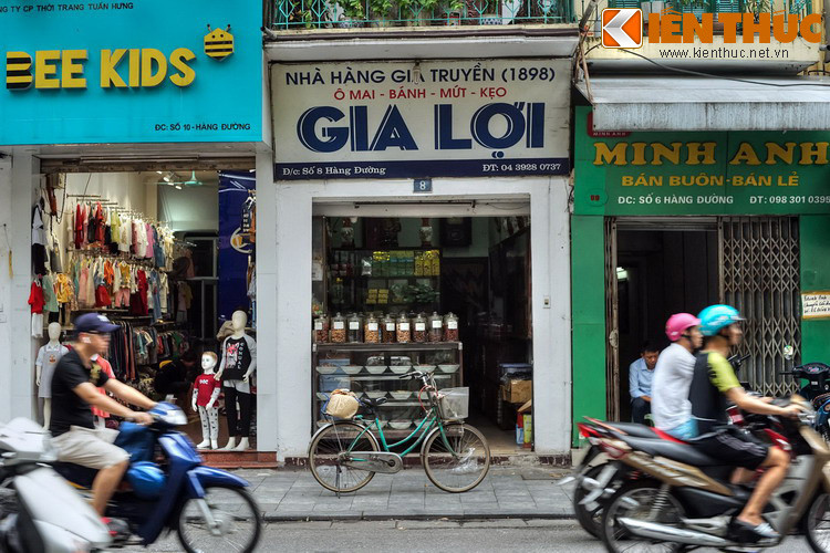 Các hiệu ô mai có tiếng ở phố Hàng Đường là hiệu Hồng Lam (nhà số 11), Gia Lợi (nhà số 8) và Tiến Thịnh (nhà số 21)...