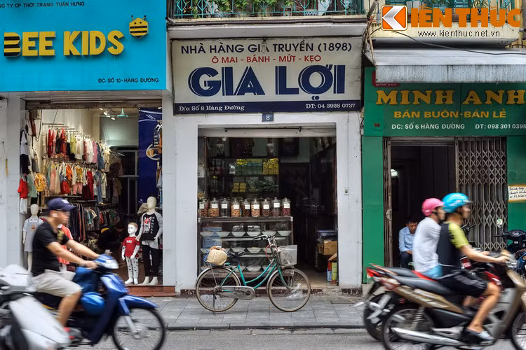 Các hiệu ô mai có tiếng ở phố Hàng Đường là hiệu Hồng Lam (nhà số 11), Gia Lợi (nhà số 8) và Tiến Thịnh (nhà số 21)...