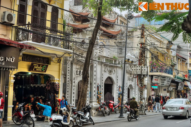 Tại nơi này có một cây cầu bằng đá, được gọi là cầu Đông do nằm ở phía Đông thành Hà Nội. Khu chợ họp ở đầu cầu mang tên chợ Cầu Đông và ngôi chùa gần đó là chùa Cầu Đông.