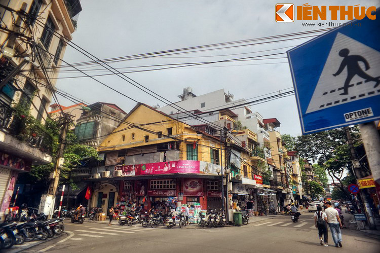 Tên gọi địa danh Cầu Đông gắn với một phần lịch sử của phố Hàng Đường. Theo đó, từ nhiều thế kỷ trước, sông Tô Lịch chảy qua phố cổ Hà Nội, cắt ngang phố Hàng Đường ở chỗ ngã tư Hàng Đường - Ngõ Gạch này nay.