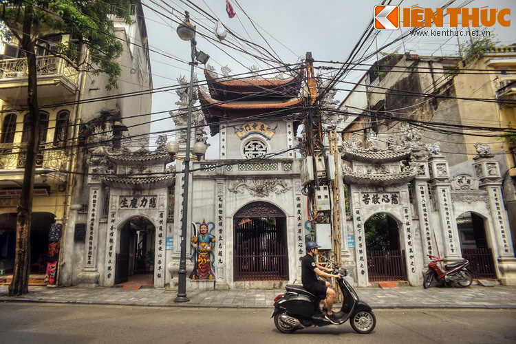 Trên con phố này xưa kia có nhiều đình chùa cổ gồm đình Vĩnh Hanh, đình Đức Môn và chùa Cầu Đông (chùa Đức Môn). Ngày nay đình Vĩnh Hanh không còn dấu tích, còn chùa Cầu Đông đã được trùng tu những năm gần đây và là một ngôi chùa lớn trong phố cổ.