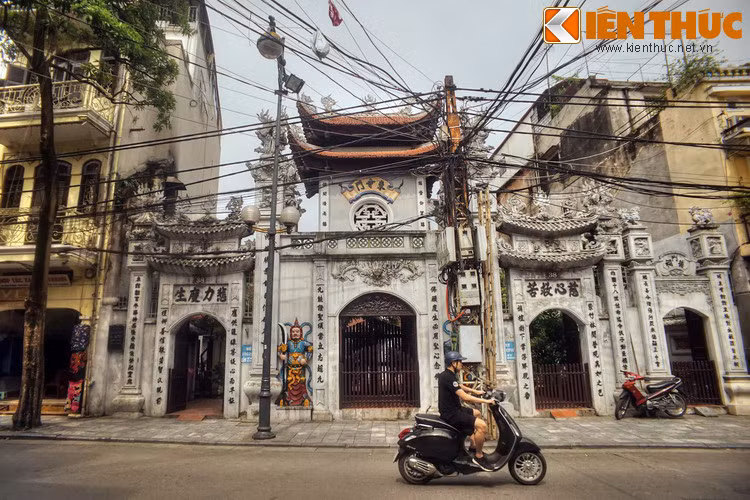 Trên con phố này xưa kia có nhiều đình chùa cổ gồm đình Vĩnh Hanh, đình Đức Môn và chùa Cầu Đông (chùa Đức Môn). Ngày nay đình Vĩnh Hanh không còn dấu tích, còn chùa Cầu Đông đã được trùng tu những năm gần đây và là một ngôi chùa lớn trong phố cổ.