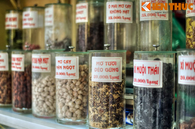 Mặt hàng bánh kẹo trở nên vắng bóng do sự cạnh tranh từ nhiều thương hiệu bánh kẹo trong và ngoài nước, nhưng các loại mứt và ô mai truyền thống vẫn còn sức sống mạnh mẽ và trở thành sản phẩm nổi tiếng của phố Hàng Đường.