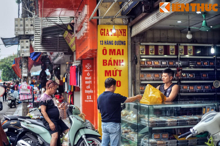 Trước những năm 1960, phố Hàng Đường là trung tâm buôn bán bánh kẹo lớn bậc nhất ở Hà Nội. Vào các dịp Tết Trung Thu, Tết Nguyên Đán, cả khu phố nô nức người mua kẻ bán như trảy hội.