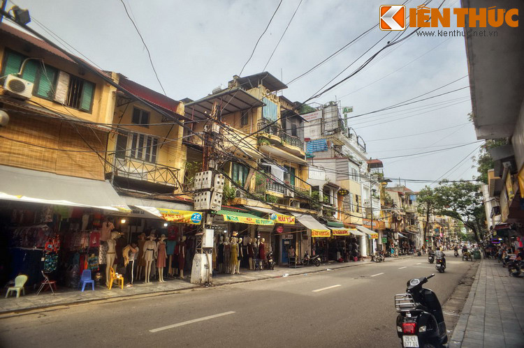 Tiếp giáp hai phố Đồng Xuân và Hàng Ngang ở trục trung tâm phố cổ Hà Nội, phố Hàng Đường là một con phố có rất nhiều điều lý thú.