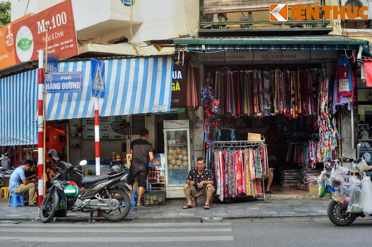 Vào thời thuộc địa, người Pháp đã đặt tên phố này trên văn bản là “Rue du Sucre”, dịch theo nghĩa đen từ tên gọi “Hàng Đường”. Năm 1945, chính quyền thành phố đổi lại tên cũ, được dùng cho đến ngày nay.