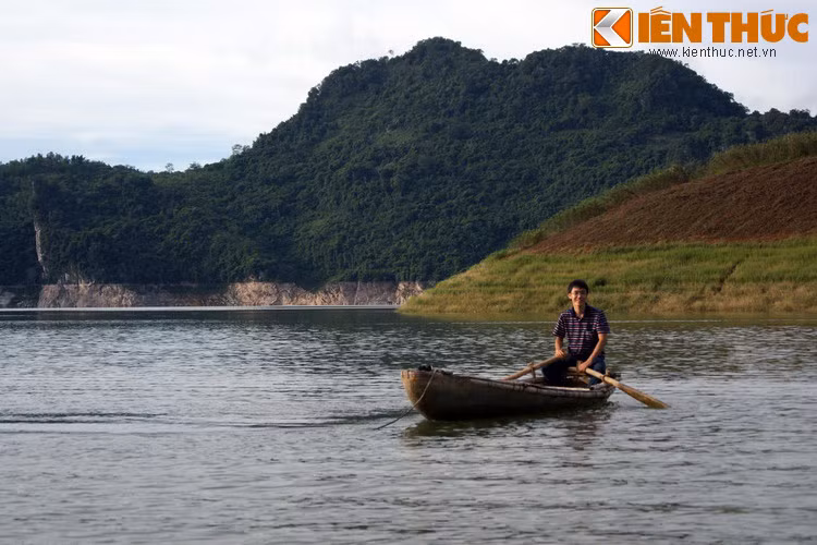 Tại Thung Nai, du khách có thể mượn thuyền của những người dân bản để khám phá vùng nước ven các đảo, cảm nhận làn nước mát rượi của dòng suối trong lành, hoặc khám phá các món ăn đặc sắc của người Mường sinh sống trong vùng.