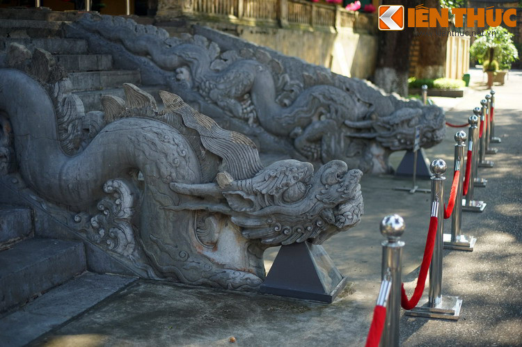 Về tổng thể, rồng có thân uốn 7 khúc, dài 5,3 mét, có mình trơn, không vảy, một đặc trưng của rồng thời Lê.