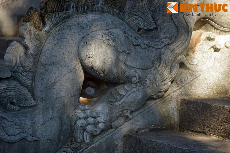 Các bộ móng này và những bộ móng chân sau đều nổi bật với 5 móng. Đây chính là biểu tượng của rồng đế vương.