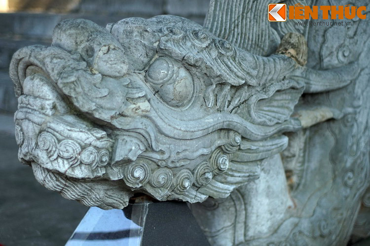 Đầu rồng nổi bật với những nét chạm tinh xảo, thể hiện được sự oai hùng, mạnh mẽ. Đôi mắt rồng lồi hẳn ra ngoài, chiếc mũi gồ cao đầy uy lực.