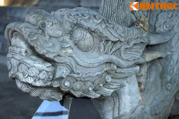 Đầu rồng nổi bật với những nét chạm tinh xảo, thể hiện được sự oai hùng, mạnh mẽ. Đôi mắt rồng lồi hẳn ra ngoài, chiếc mũi gồ cao đầy uy lực.