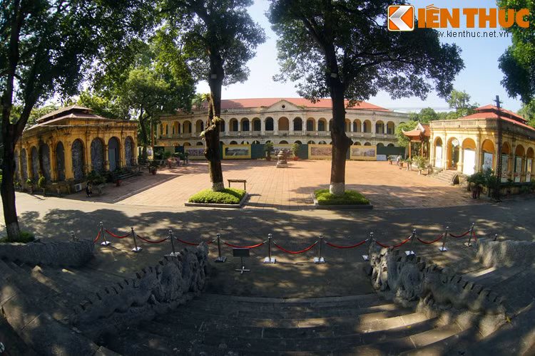 Với sự kết hợp của hình tượng mây – rồng, từ trên điện vua có thể thấy rõ hình ảnh mây cuồn cuộn chạy dài như nâng đỡ thân rồng, tạo cảm giác vua đang ngự trên mây – tư thế của một vị Thiên tử... (Bài có sử dụng tư liệu của tác giả Nguyễn Tào/ TT Bảo tồn Di sản Thăng Long - Hà Nội).