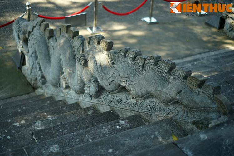 Nếu nhà vua đi từ dưới lên, hình ảnh đôi rồng đổ mình phủ phục từ trên cao xuống như đang bái phục nhà vua. Nhìn từ trên điện Kính Thiên xuống, vẫn hình dáng đôi rồng phủ phục, nhưng dáng vẻ lại như đang sẵn sàng chờ lệnh vua ban.