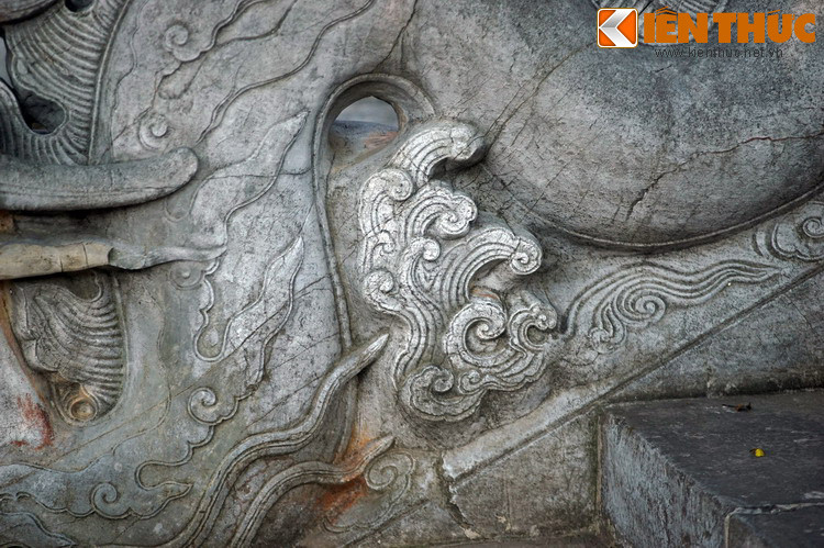 Hình tượng mây cũng được chạm ở dưới bệ đỡ rồng.