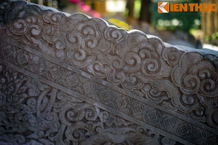 Hai bên cặp rồng đá là hai bệ đá nguyên khối chạm hình mây rất tinh xảo.