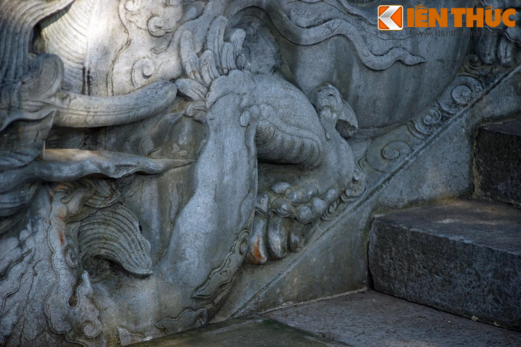 Ngay phía dưới đầu rồng là cặp móng chân trước của rồng. Tương tự đôi sừng, đôi móng rồng được sắp xếp theo hướng quặp lại, đan vào nhau trong tư thế chầu vua.