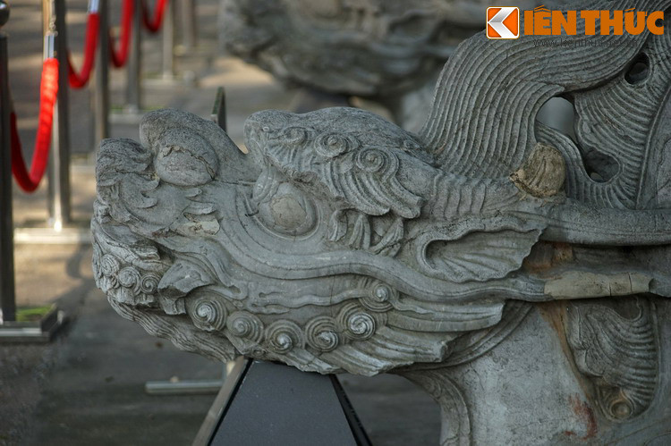 Bộ ria rồng được chạm như hòa cùng vân mây với những đường nét đủ mềm mại nhưng vẫn rất khỏe khoắn.