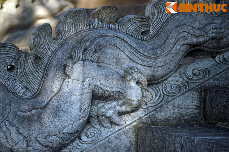 Những nét chạm trên toàn bộ thân mình rồng làm nổi bật cơ bắp cuồn cuộn khoẻ mạnh, đặc biệt là ở phần chân – biểu tượng của sức bật mạnh mẽ.