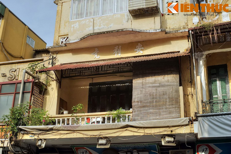 Trên con phố Hàng Đào từng có nhiều đình, đền, miếu cổ... nhưng phần lớn chỉ còn dấu tích mờ nhạt hoặc đã mất hẳn do sự thay đổi diện mạo đô thị.