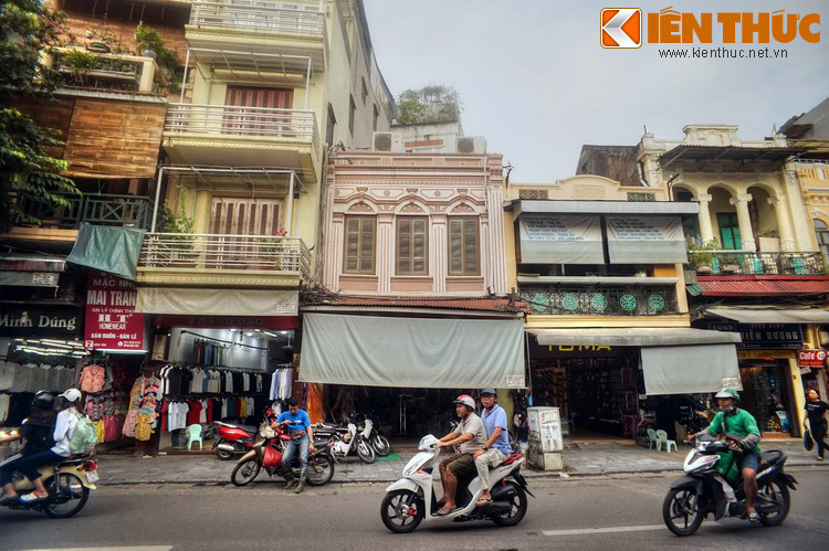 Theo sử cũ, từ thế kỷ 15, 16 người dân ở nhiều nơi, đặc biệt từ Đan Loan Hải Dương đã tới Hà Nội đã lập nên phường Đại Lợi chuyên nghề nhuộm tơ lụa. Hàng Đào lúc bấy giờ trở thành một trung tâm tơ lụa sầm uất của kinh thành Thăng Long.