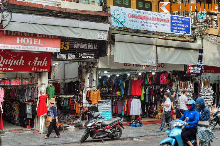 Về sau này nghề nhuộm màu chuyển dần sang phố Cầu Gỗ, Hàng Đào trở thành phố chuyên bán các loại hàng tấm tơ lụa, lượt, là, đũi, sa, xuyến…