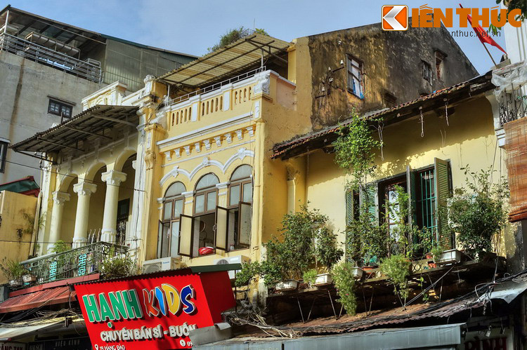 Ngày nay diện mạo của phố Hàng Đào đã thay đổi nhiều, nhưng những đường nét kiến trúc có từ đầu thế kỷ 20 vẫn được lưu giữ ở nhiều ngôi nhà.