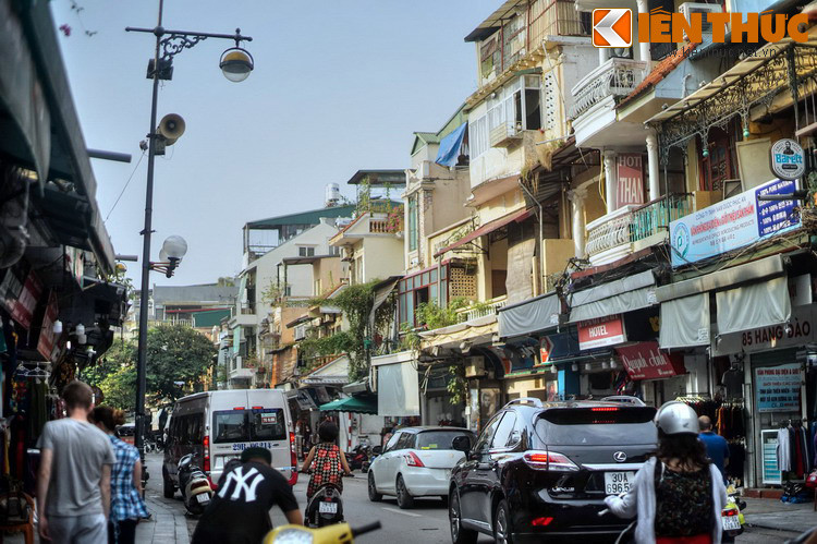 Nằm ở vị trí rất đắc địa ở trung tâm Hà Nội, phố vẫn đóng vai trò là một trung tâm buôn bán sầm uất, đông đúc bậc nhất thủ đô.