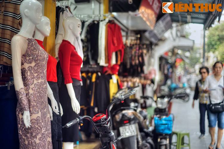 Thập niên 1929 - 1930, vải Tây thắng thế, quá nửa phố chuyên bán loại hàng này, khiến hàng truyền thống vắng hẳn. Các cửa hàng bán đồ dùng sang trọng của Pháp cũng xuất hiện khắp các con phố với các mặt hàng như nước hoa, mỹ phẩm, đồng hồ...