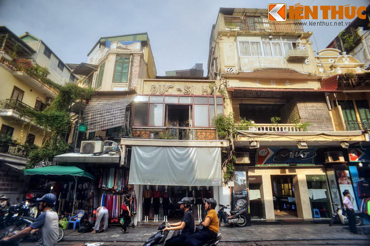 Truyền thống bán vải vóc, đồ may mặc trên phố Hàng Đào vẫn được lưu giữ sau hàng thế kỷ. Ngoài ra, con phố này cũng được biết đến với các cửa hàng bán đồ lưu niệm, hàng tiêu dùng cao cấp như kim hoàn, đồng hồ…