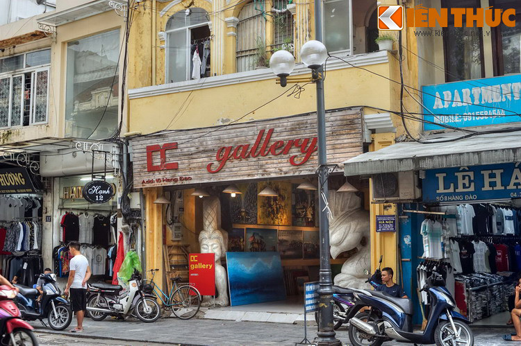 Nhà số 10 phố Hàng Đào là một di tích đáng chú ý khác. Ngôi nhà này vào năm 1907 là trụ sở của trường Đông Kinh Nghĩa Thục, nơi khởi nguồn phong trào yêu nước gây được tiếng vang lớn thời Pháp thuộc.