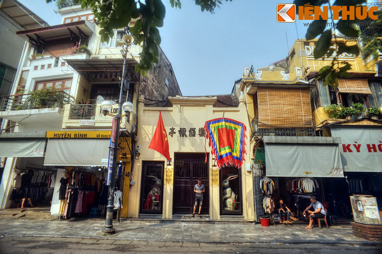 Di tích lịch sử quan trọng nhất trên phố là đình Đồng Lạc ở sổ 38. Ngôi đình có lịch sử hình thành từ thế kỷ 17, được xây lại năm 1941, là một di sản kiến trúc được bảo tồn đặc biệt của phố cổ Hà Nội.