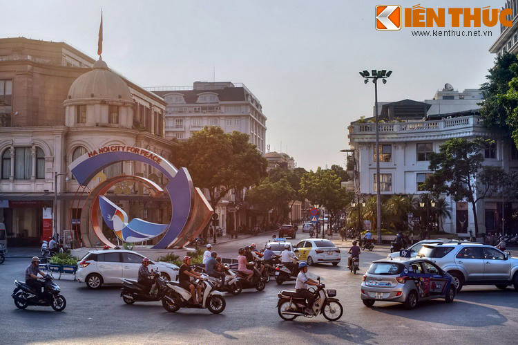 Vào ngày, 19/8/1945, quảng trường phía trước Nhà hát Lớn (Quảng trường Cách mạng Tháng 8) đã từng chứng kiến cuộc mít tinh diễu hành rất lớn được Mặt trận Việt Minh biến thành ngòi nổ cho lực lượng vũ trang giành chính quyền trong cuộc cách mạng khai sinh ra nước Việt Nam độc lập.