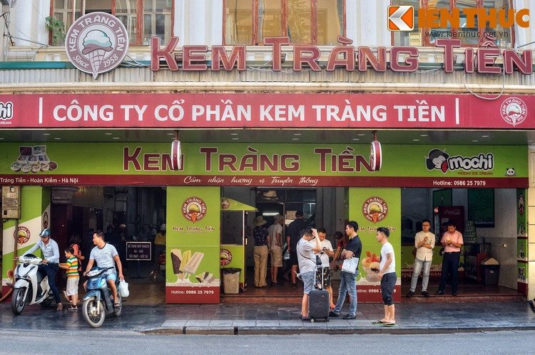 Và đừng quên kem Tràng Tiền, món quà vặt gắn với tên phố đã chinh phục khẩu vị tinh tế của người Hà Nội qua rất nhiều thế hệ.