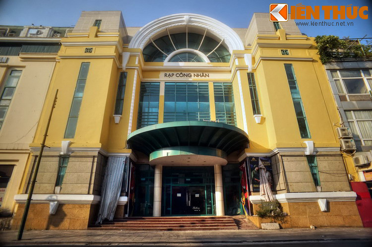 Rạp Công Nhân trên phố nguyên rạp là Cinéma Palace, do người Pháp khởi công xây dựng năm 1917 và hoàn thành năm 1920, là rạp chiếu phim sang trọng bậc nhất của vùng Đông Dương. Do rạp đã được xây lại nên phong cách kiến trúc cổ điển ban đầu không còn nữa.