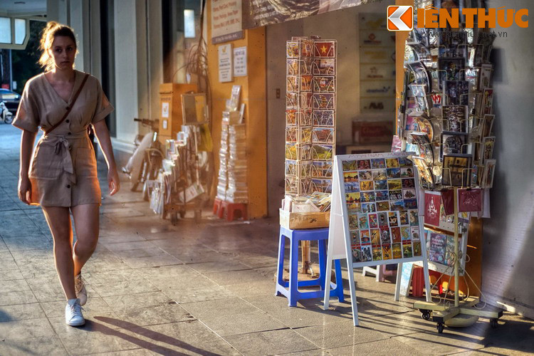 Đây thực sự là một con phố đặc biệt mà du khách phương xa không thể không ghé chân qua trên hành trình khám phá Hà Nội.