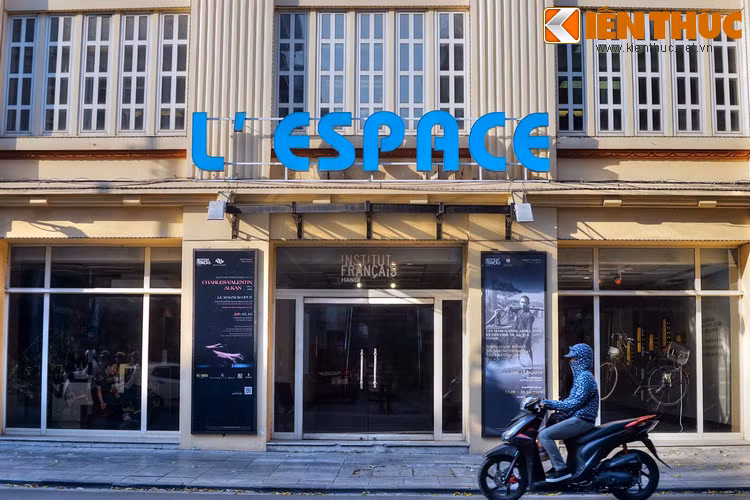 Ngoài ra, không thể không kể đến một điểm nhấn văn hóa trên phố Tràng Tiền là Trung tâm văn hoá Pháp L’Espace, tọa lạc ở tòa nhà xưa kia là nhà in IDEO.