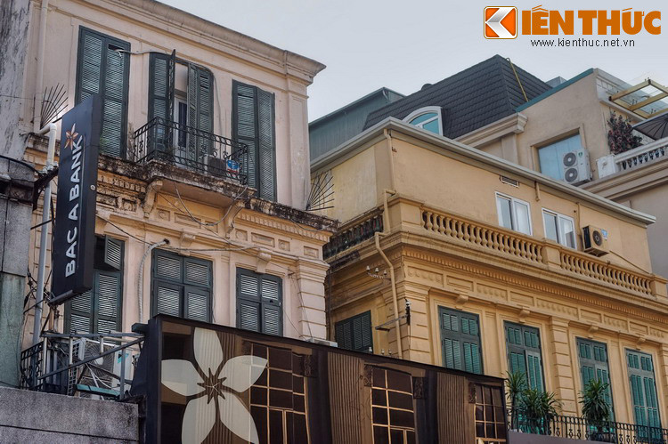 Vào thời thuộc địa, chính quyền thực dân lập quy hoạch đô thị, các phố Tây nhanh chóng hình thành mà phố Tràng Tiên là một trục phố quan trọng. Tại nơi đây, xưởng đúc tiền bị bỏ hoang nhiều tòa nhà lớn dần dần mọc lên dọc phố.