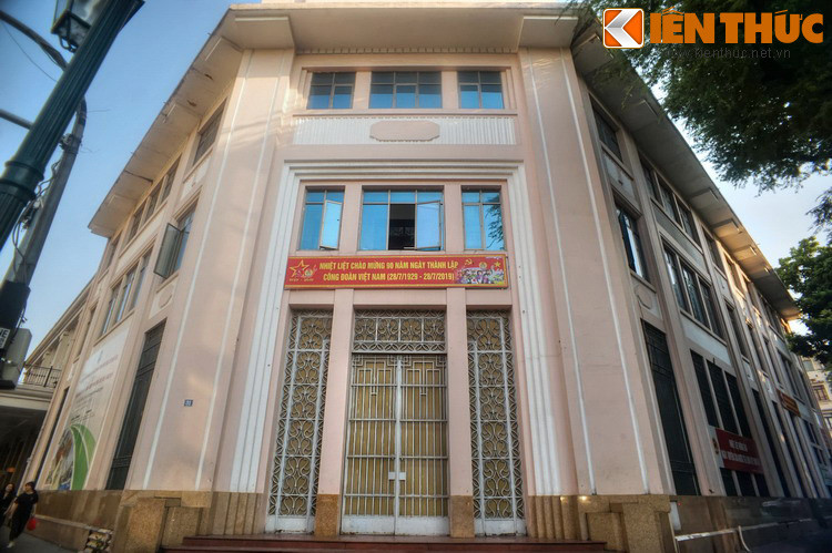 Ngoài ra, dọc phố Tràng Tiền còn sót lại vài kiến trúc kiểu Art, điển hình là tòa nhà chi nhánh ngân hàng Pháp Hoa (Franco-Chinoise), nay là trụ sở Bộ Công Thương.