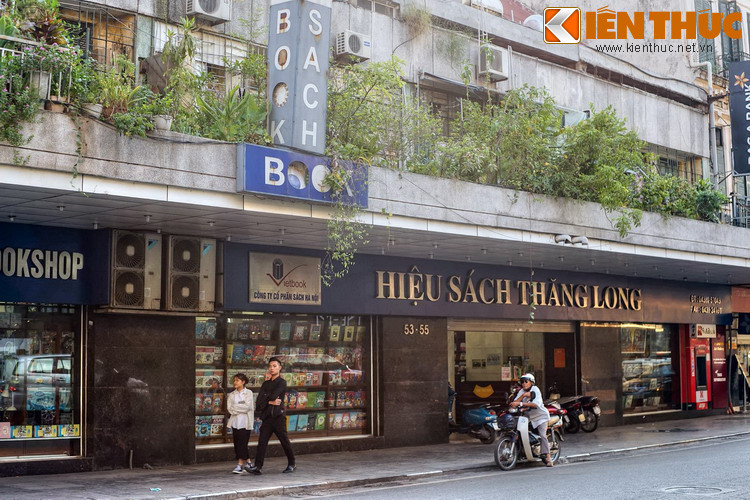 Một nét đặc trưng cho lối sống phương Tây vẫn còn được lưu giữ ở phố Tràng Tiền là sự hiện diện dày đặc của sách báo, từ những sạp báo vỉa hè cho đến những hiệu sách lớn và trung tâm thương mại chuyên về sách văn hóa phẩm.