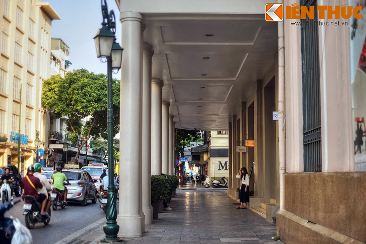 Trên con phố này, nhiều sự kiện lịch sử của Hà Nội đã diễn ra. Ngày 26/4/1913, tại trụ sở chi nhánh ngân hàng Pháp Hoa cạnh khách sạn Hà Nội, chí sĩ Nguyễn Khắc Cần của Việt Nam Quang Phục Hội đã ném tạc đạn tiêu diệt hai sĩ quan cấp tá của Pháp. Ngày nay, con phố ngắn cạnh khách sạn mang tên ông.